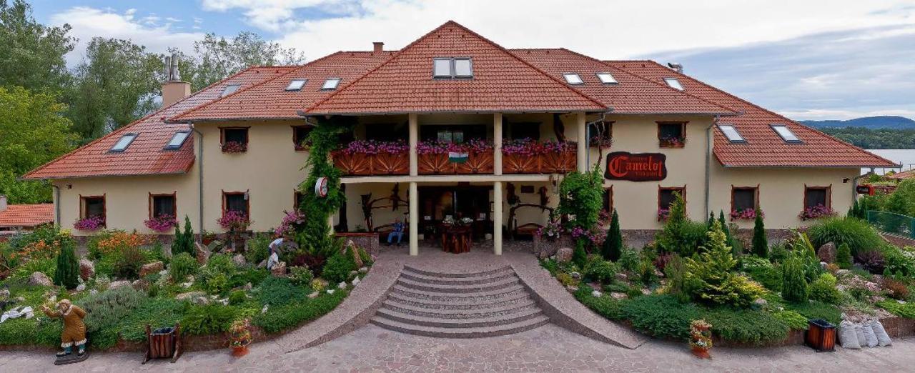 Camelot Club Hotel Vác Exterior foto