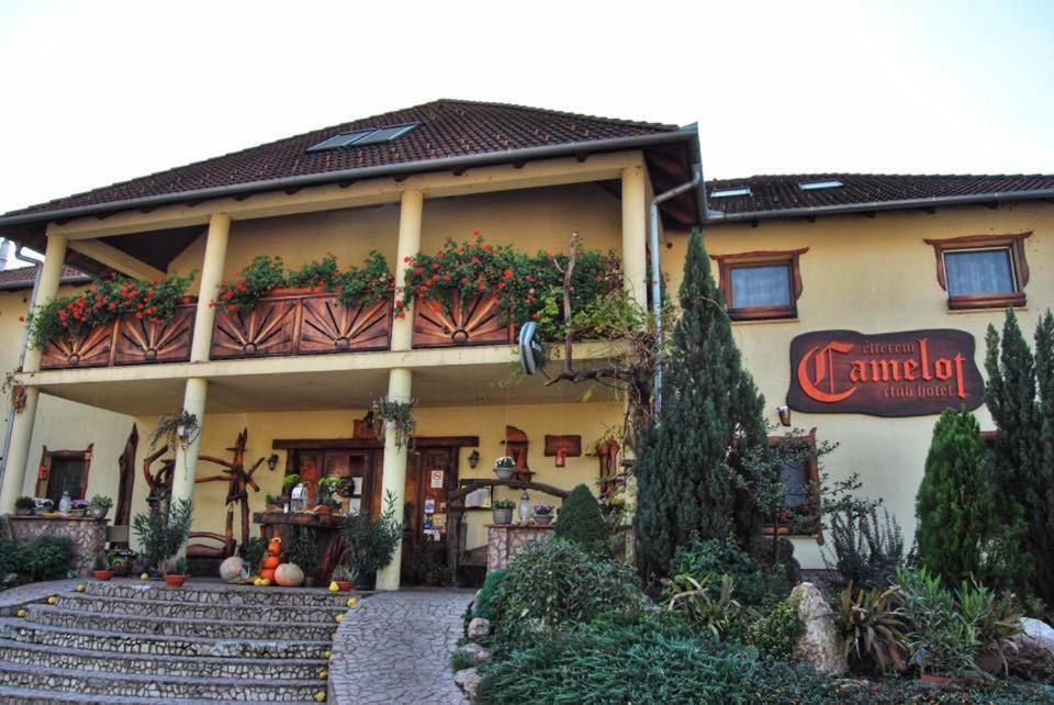 Camelot Club Hotel Vác Exterior foto